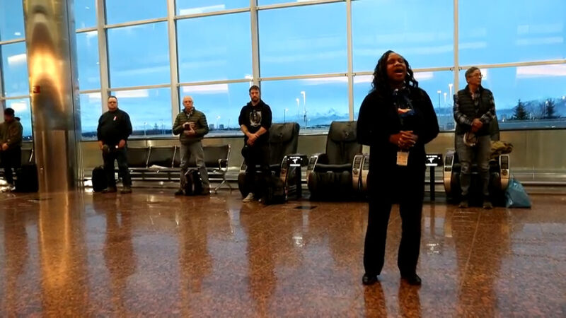 Aeroport d'Anchorage, Alaska, dia dels Veterans de guerra, cantant l'himne dels Estats Units.